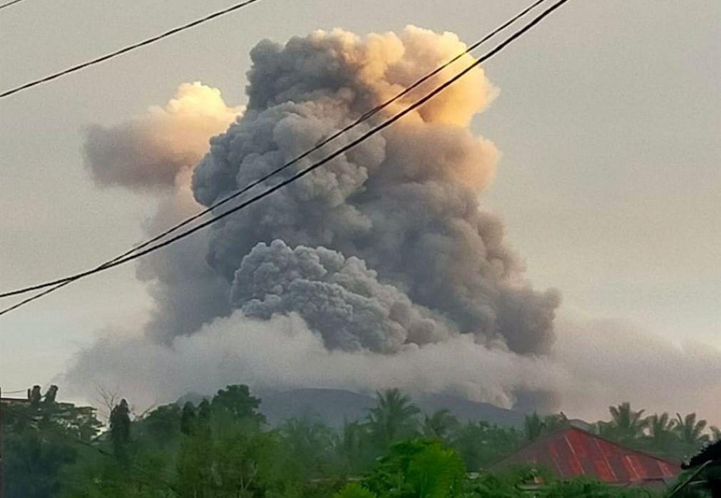 Nova erupção no norte da Indonésia obriga a encerramento de aeroporto vizinho
