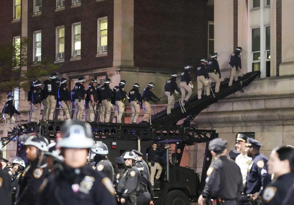 Polícia retira manifestantes pró-Palestina de edifício ocupado na Universidade de Columbia