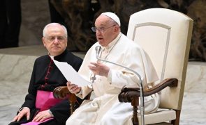 Papa Francisco lamenta que investimentos mais rentáveis sejam em armas
