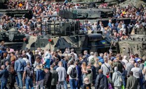 º de maio: Em vez de trabalhadores, Moscovo festeja blindados capturados