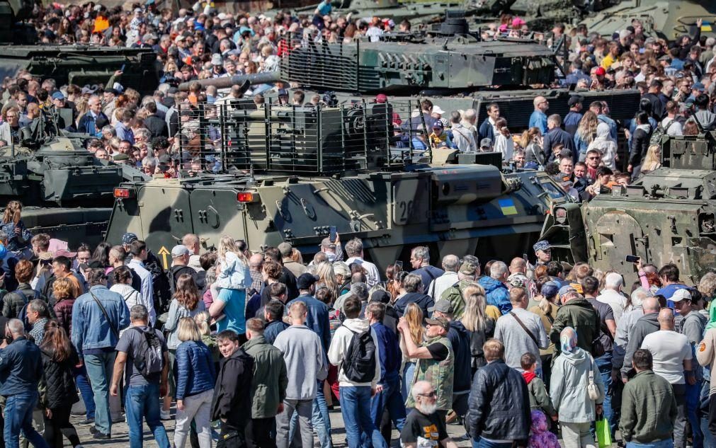 º de maio: Em vez de trabalhadores, Moscovo festeja blindados capturados