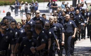 Polícia retira manifestantes de universidade em Los Angeles