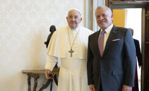 Papa reúne-se com rei da Jordânia no Vaticano