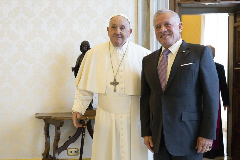 Papa reúne-se com rei da Jordânia no Vaticano