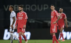 Benfica perde em Famalicão e entrega título ao Sporting