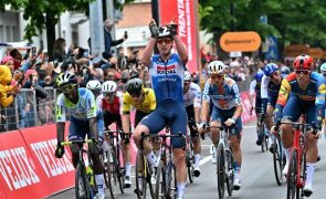 Tim Merlier vence terceira etapa ao sprint após ataque de camisola rosa Pogacar no Giro