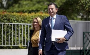 Montenegro defende que é natural novo Governo fazer substituições de altos cargos