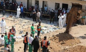 Autoridades de Gaza afirmam ter encontrado terceira vala comum em Al-Shifa e exumaram 49 corpos