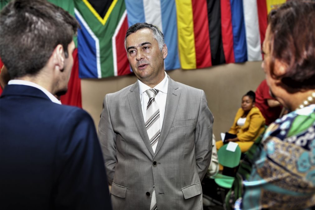 Ministro quer alargar rede de escolas portuguesas no estrangeiro incluindo privados