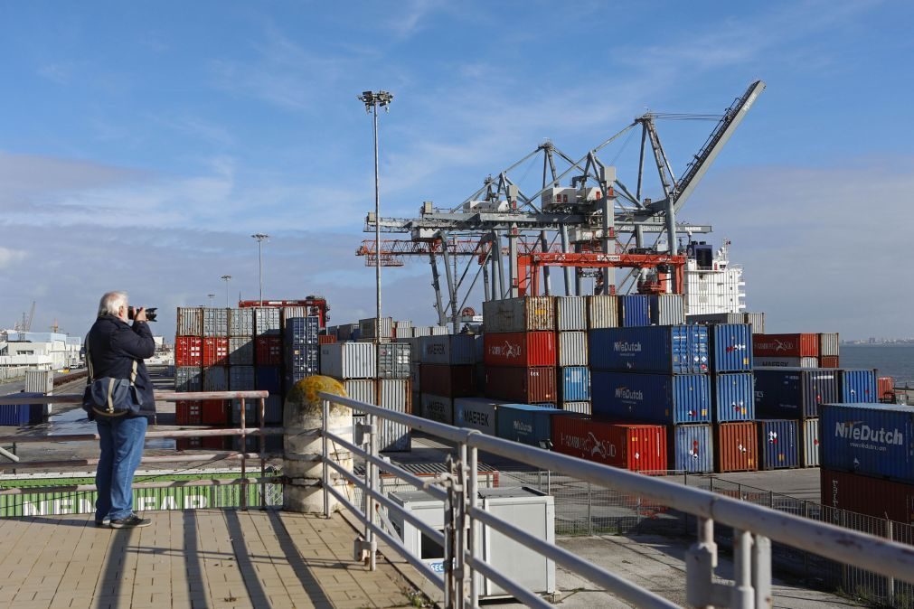 Exportações e importações caem 13,6% e 15,5% em março