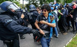 Polícia impede invasão de grupos de manifestantes a fábrica da Tesla na Alemanha