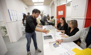 Catalunha/Eleições: Socialistas vencem, independentistas sem maioria garantida