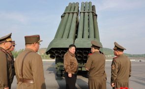 Kim Jong-un visita fábricas de armas e destaca capacidade produtiva 