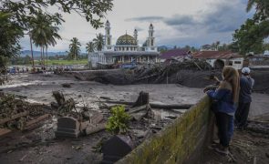 Pelo menos 41 mortos em inundações repentinas na Indonésia
