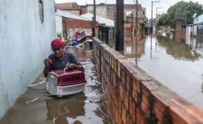 Cidade brasileira de Porto Alegre prepara-se para inundações recorde