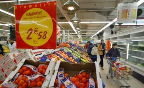 Bruxelas prevê descida da inflação na zona euro para 2,5% este ano