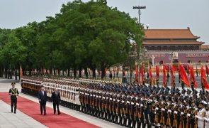 Xi Jinping recebe Putin com honras militares antes de reunião à porta fechada