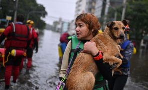 Água começa a baixar na capital mais afetada pelas enchentes no sul do Brasil