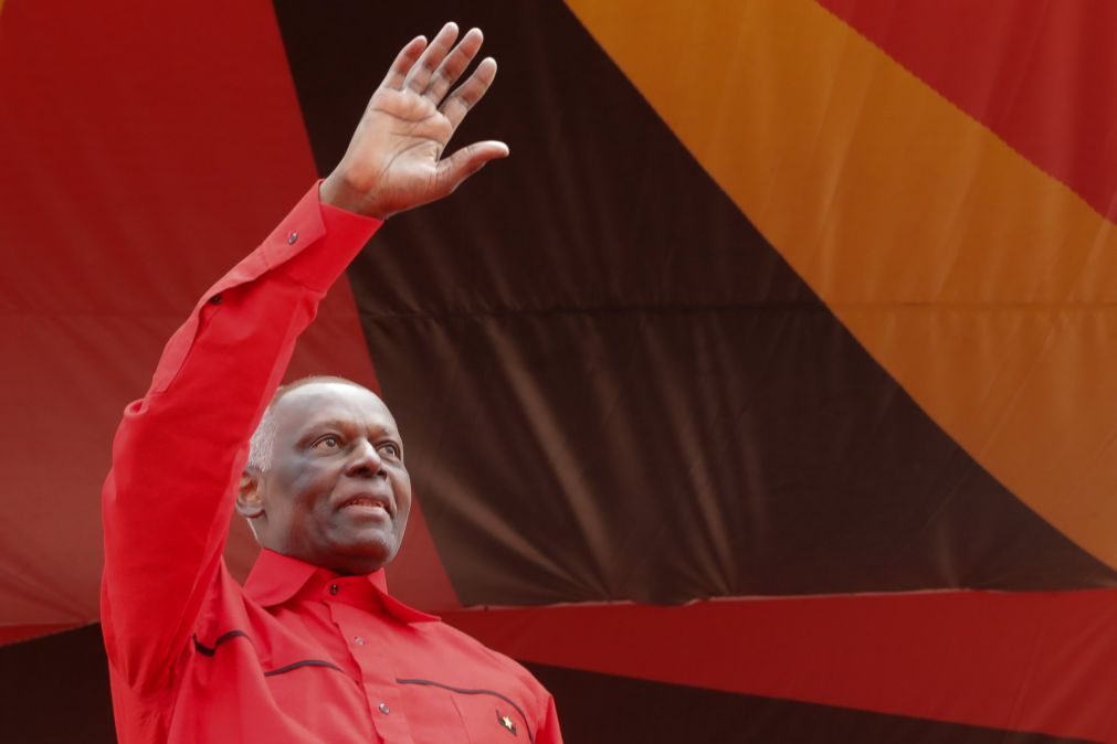 José Eduardo dos Santos quer MPLA a liderar combate à corrupção em Angola