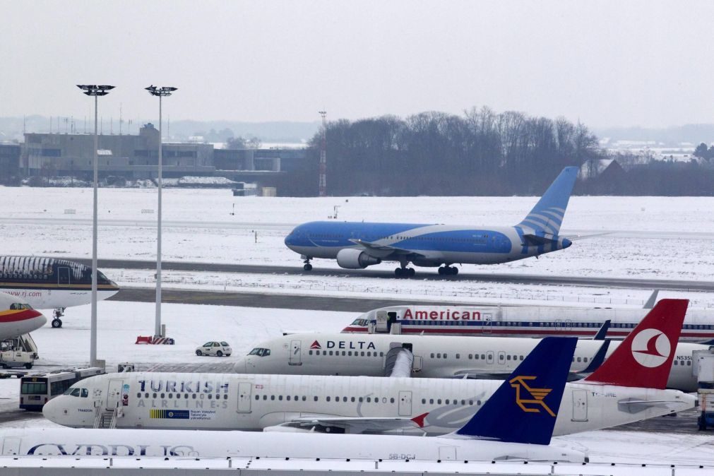 ALERTA: Aeroporto de Bruxelas cancela dezenas de voos devido ao mau tempo