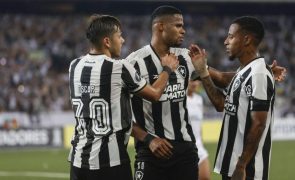 Botafogo vence Corinthians é é líder provisório do Brasileirão