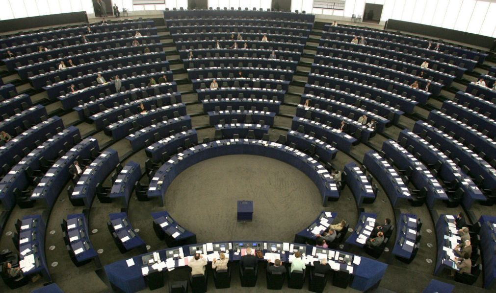 Parlamento Europeu aprova passagem à segunda fase das negociações do 'Brexit'