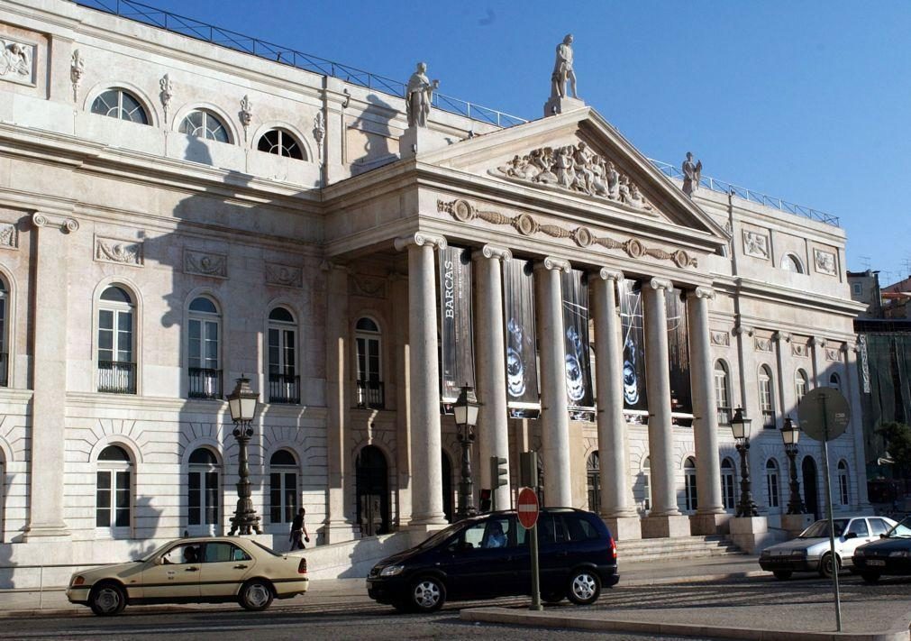 Entulho das obras do Teatro D. Maria em cena numa peça sobre pessoas entre ruínas