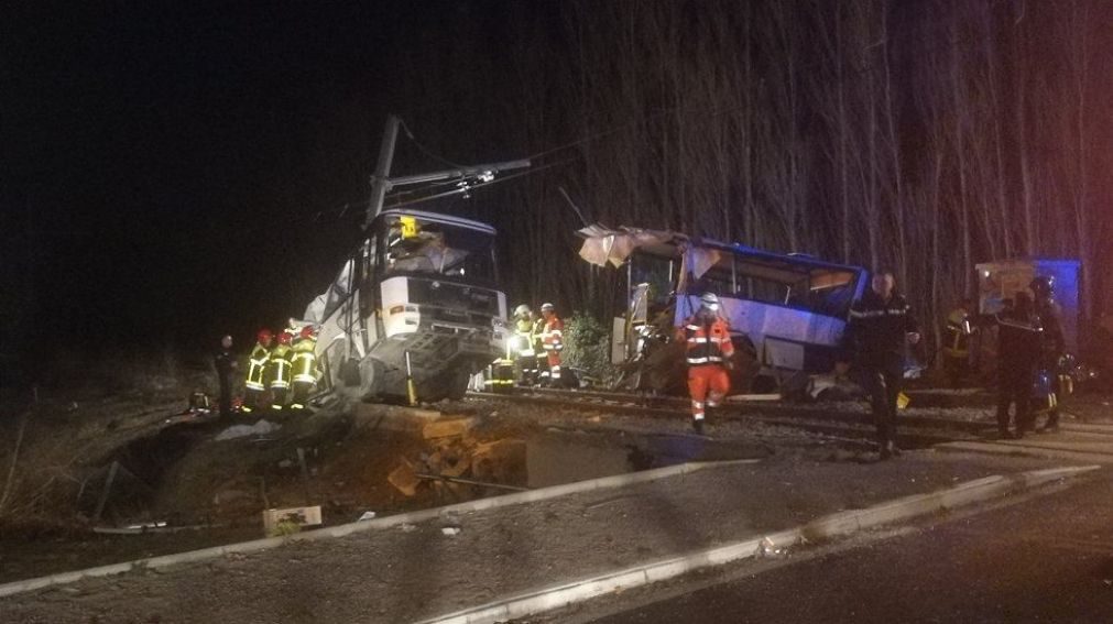 Seis mortos e 18 feridos em colisão entre comboio e autocarro escolar em França