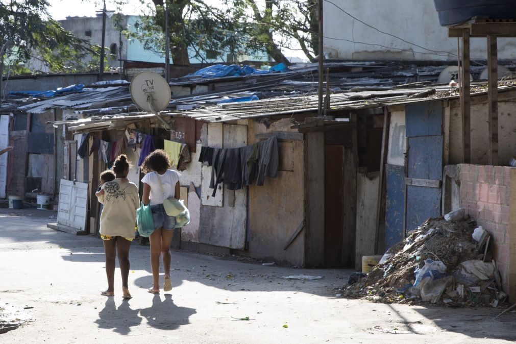 Um quarto da população brasileira viveu em 2016 abaixo da linha da pobreza