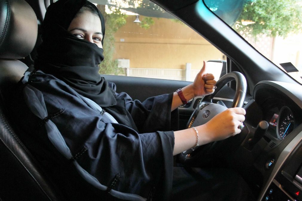 Mulheres sauditas também podem guiar motas e camiões a partir de junho