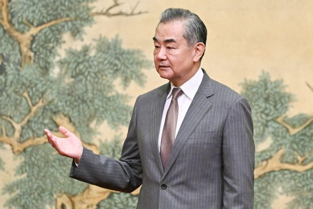 China critica EUA por uso abusivo de sanções e diz que não aceita