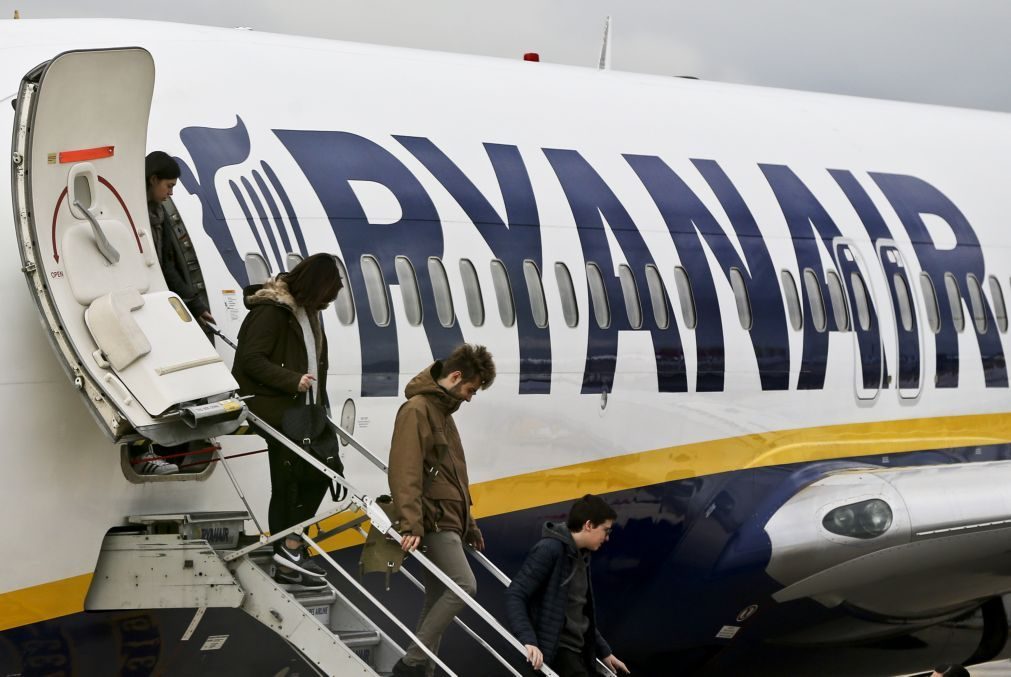 Pilotos da Ryanair em Portugal suspendem greve de quarta-feira