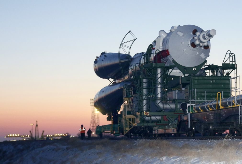 Nave espacial russa com três tripulantes chegou à plataforma espacial