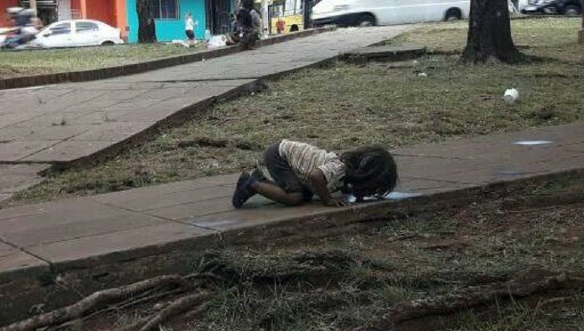 Por que é que esta criança está a beber água do chão?