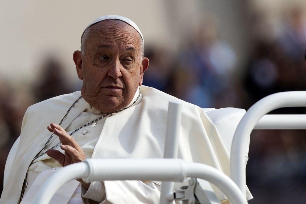 Papa condena