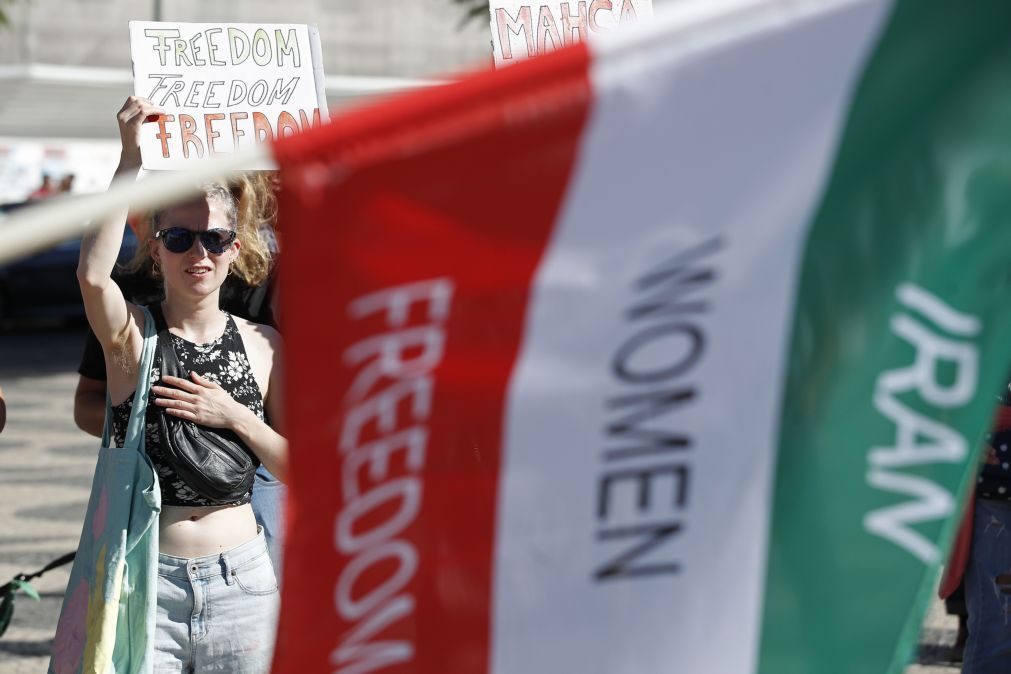 Irão agrava lei contra mulheres que se recusem a usar o véu islâmico