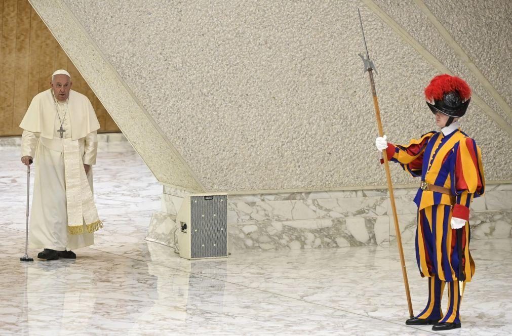 Papa defende que profissionais de saúde precisam de