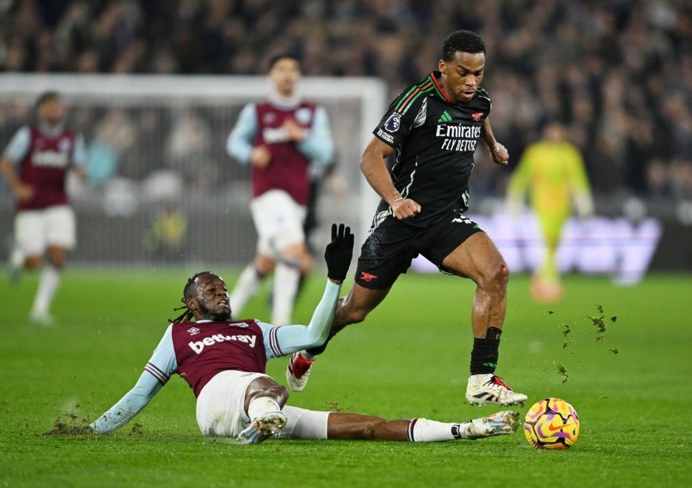 Arsenal vence fora com nova 'mão cheia' de golos e é vice-líder