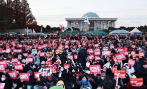 Órgão anticorrupção quer proibir Presidente de sair da Coreia do Sul