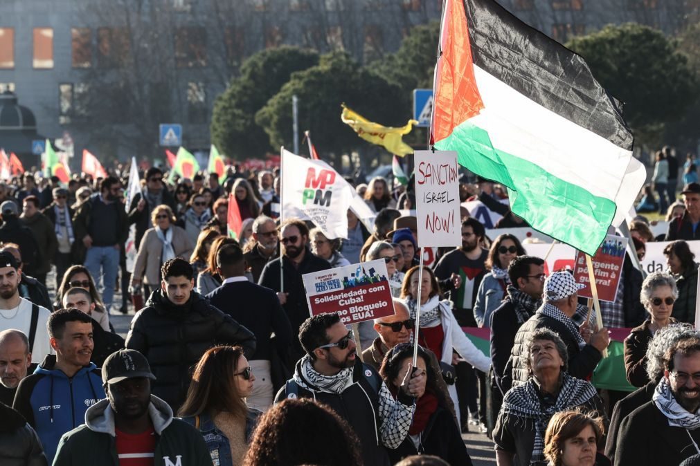 Centenas de pessoas manifestam-se em Lisboa pela paz no mundo