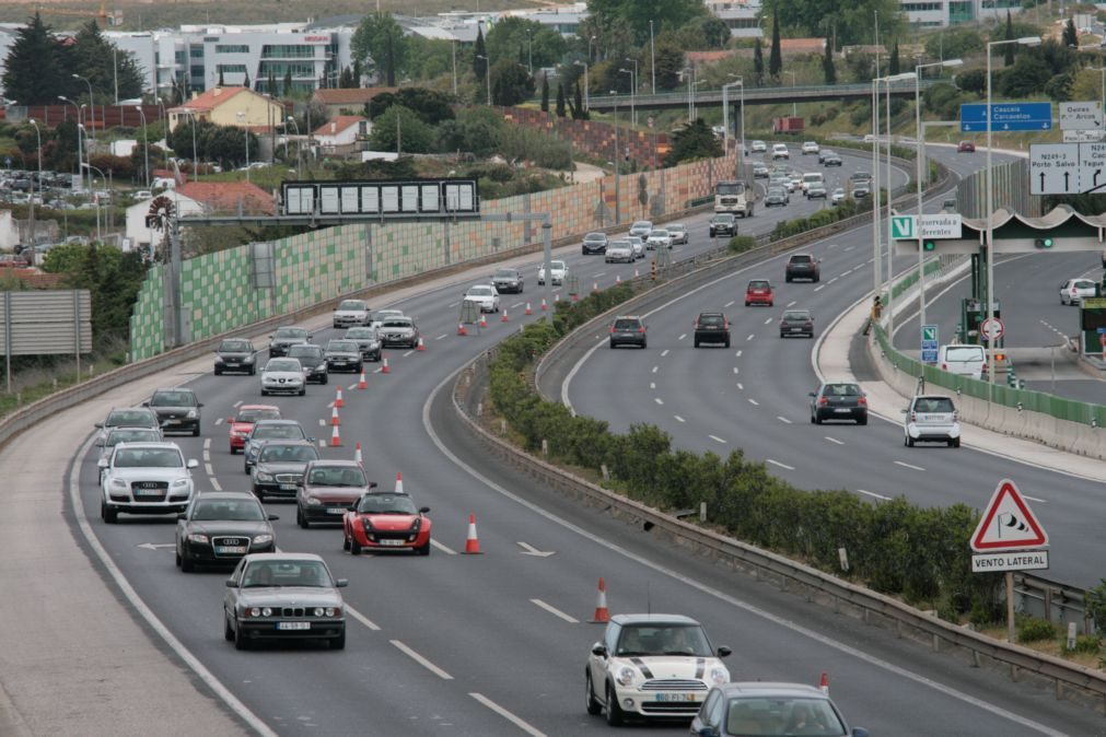 ALERTA: Carro capotou na CREL, trânsito condicionado no sentido Loures-Cascais