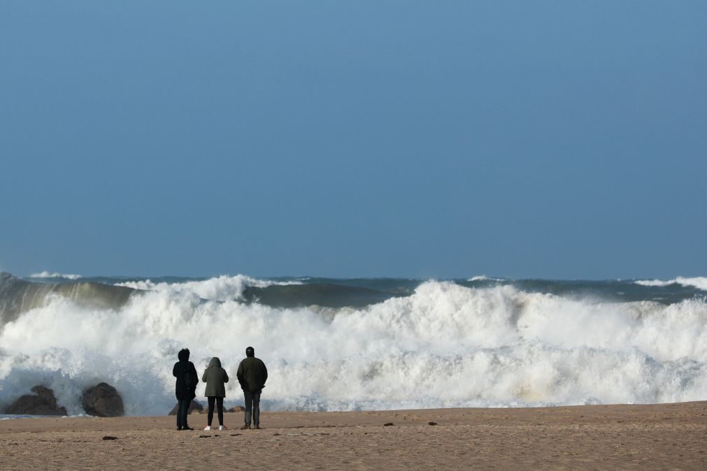 ALERTA | Ondas de 10/11 metros previstas hoje devido à forte agitação marítima