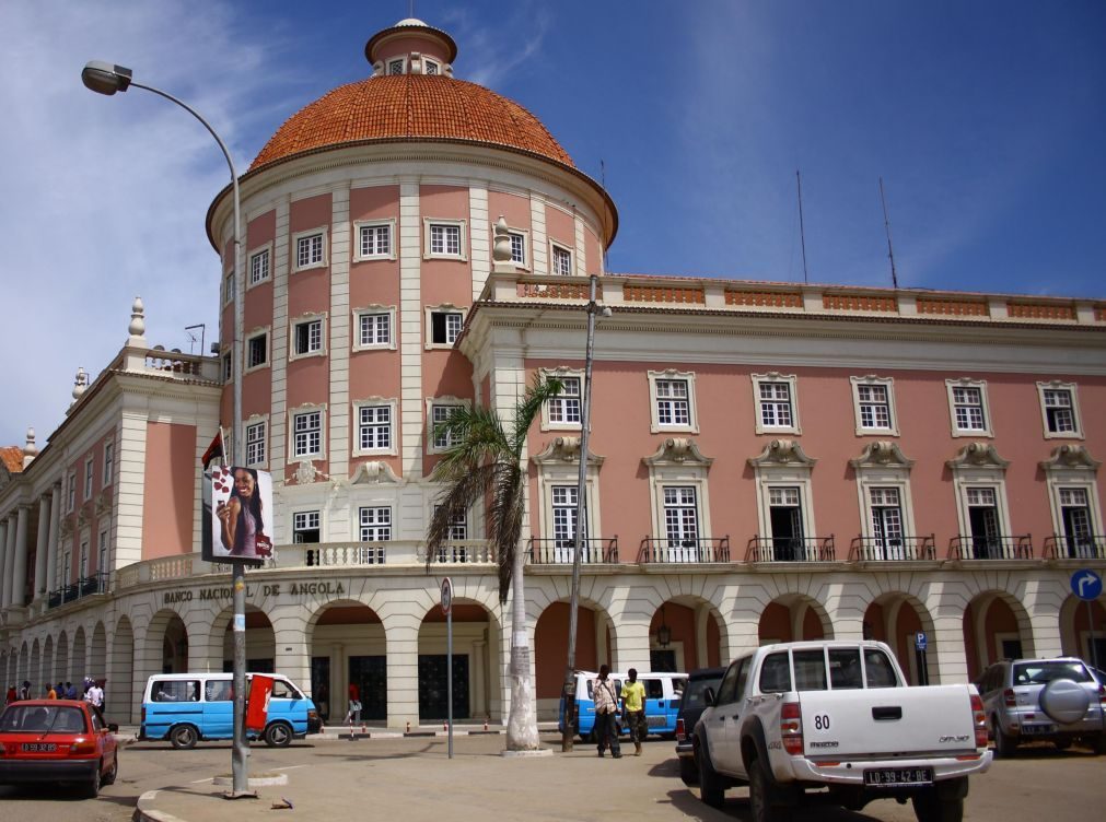 Governador do banco central angolano lamenta atraso na apresentação do relatório de contas