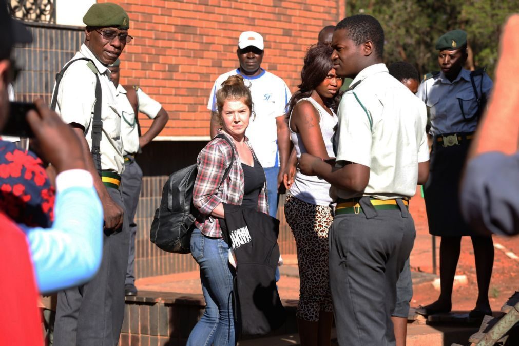 Norte-americana acusada de subversão no Zimbabué libertada «por agora»