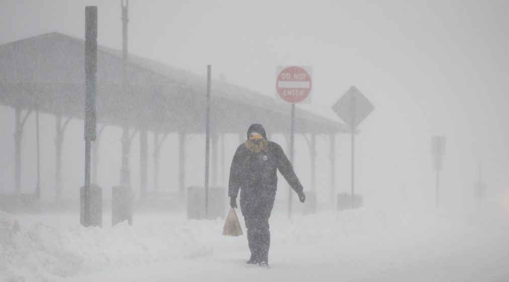Frio e neve lançam caos na Costa Leste dos EUA com efeitos a chegarem à Florida