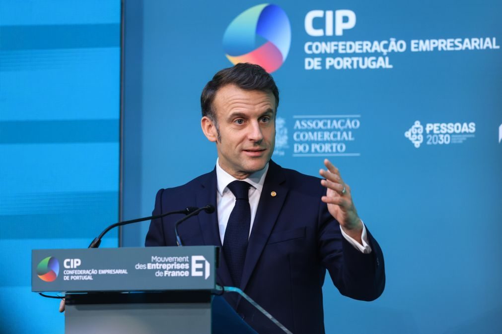 Macron defende