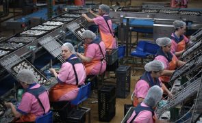 Mulheres dominam na população e no trabalho mas continuam atrás nos salários