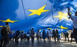 Bruxelas quer centros de repatriamento e retorno forçado para migrantes irregulares na UE