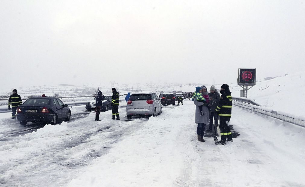 Neve gera caos nas estradas espanholas e obriga autoridades a improvisar abrigos