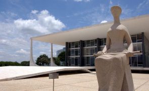 Supremo brasileiro rejeita recursos de Bolsonaro para afastar juizes próximos de Lula
